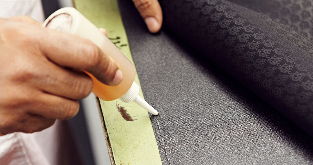 ¿Cómo remover las manchas de silicona o de pegamentos de la ropa?